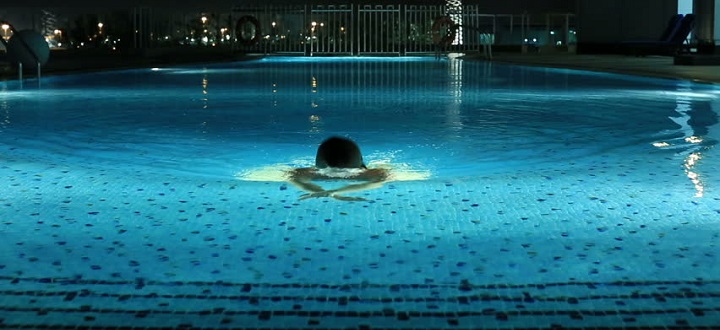 Berenang Di Malam Hari Ternyata Sangat Bermanfaat Untuk Tubuh