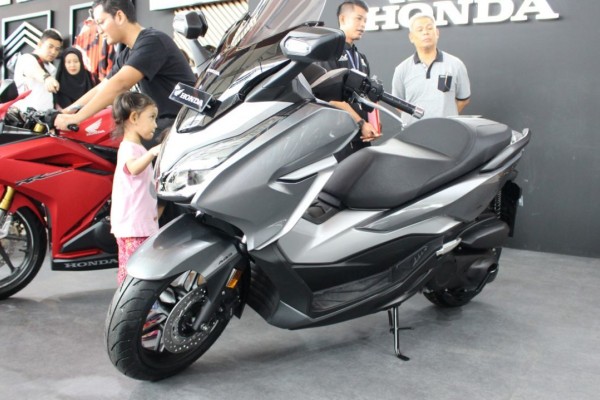 GIIAS 2018: Pilih Honda Forza 250 atau Yamaha X-Max?