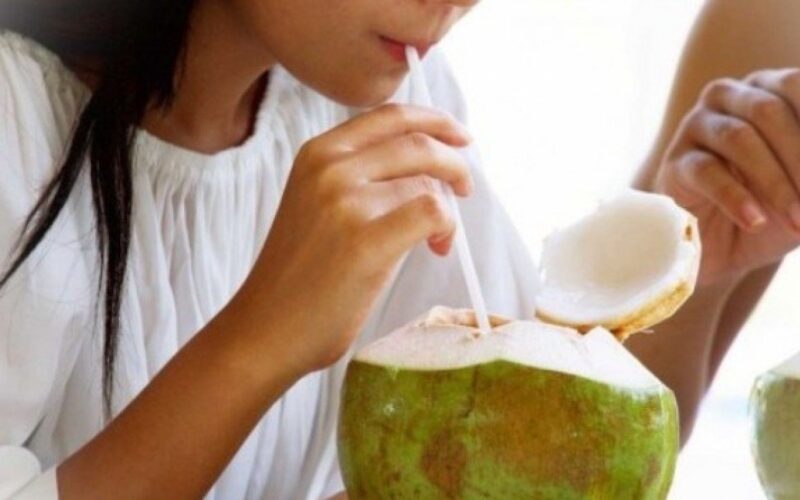 Beberapa Manfaat Minum Air Kelapa Tengah Muncul Gelombang Omicron!